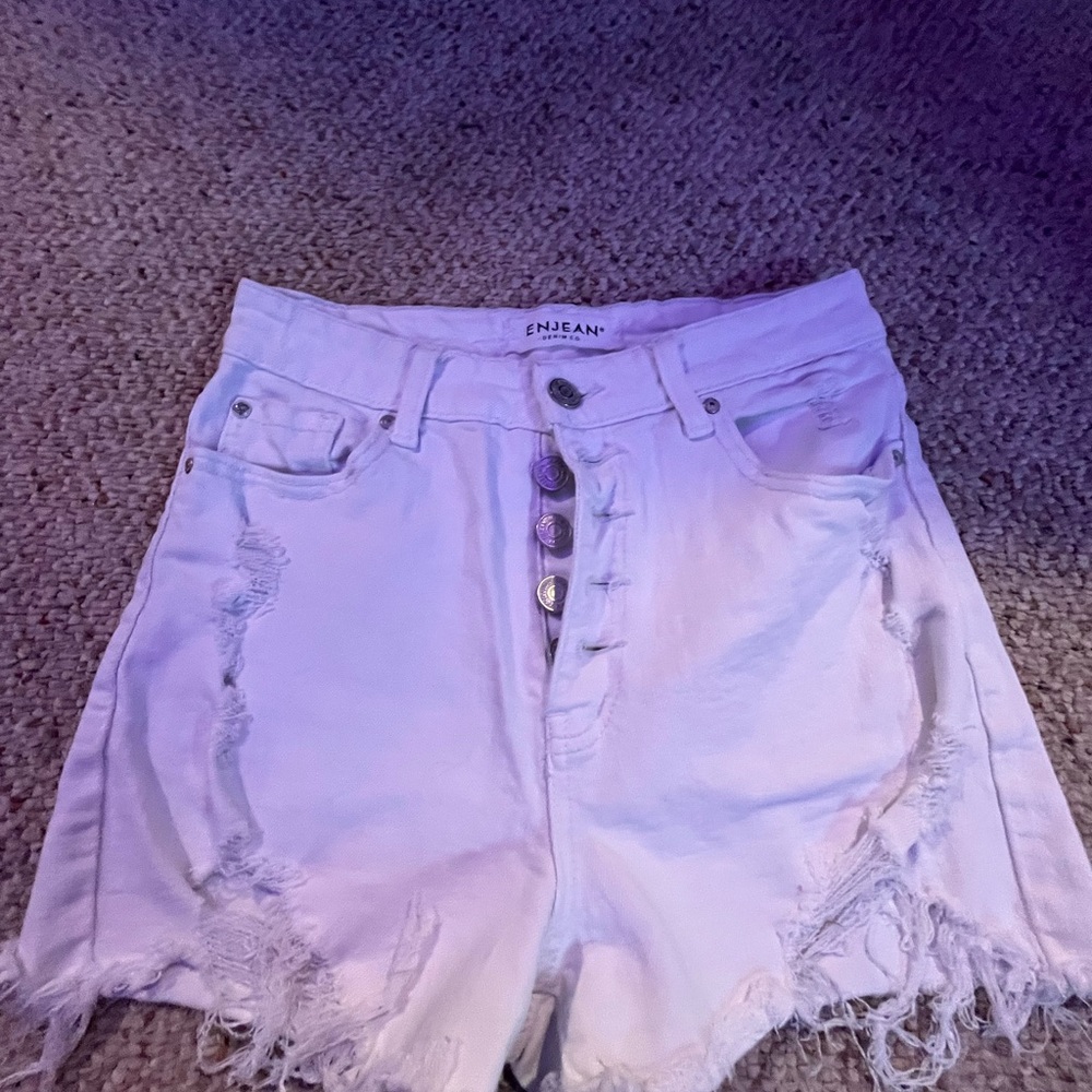 White jean shorts 🤍🕸️